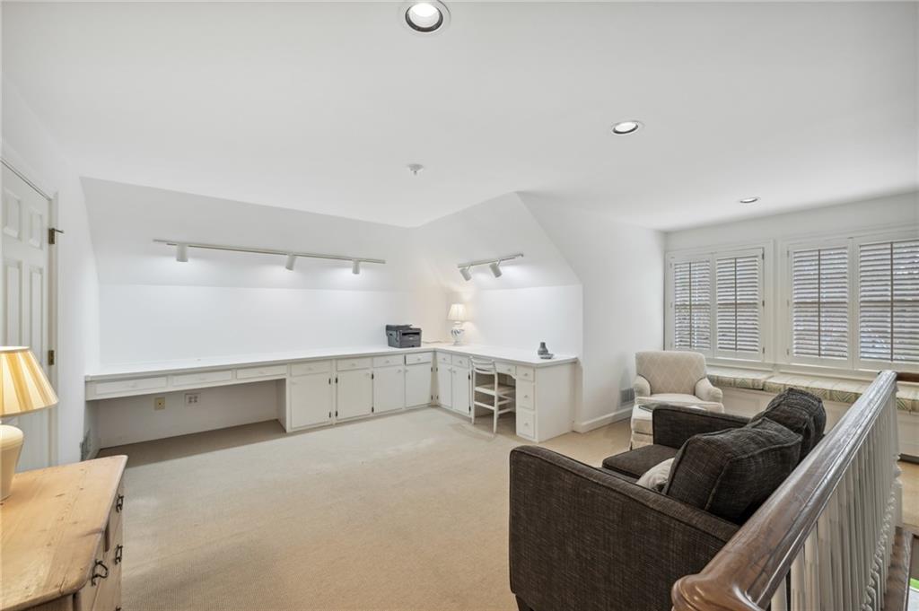 1041 Farmington Lane NE