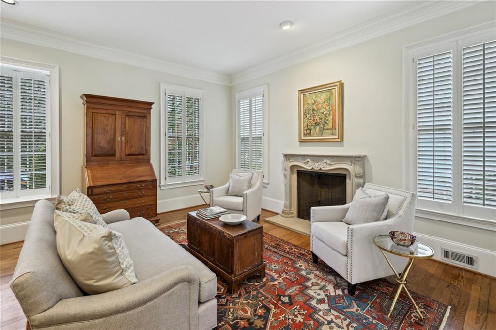 1041 Farmington Lane NE