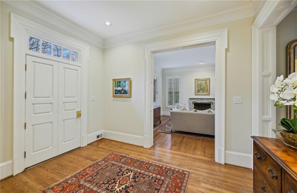 1041 Farmington Lane NE