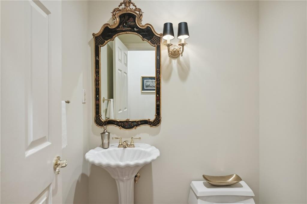 1041 Farmington Lane NE