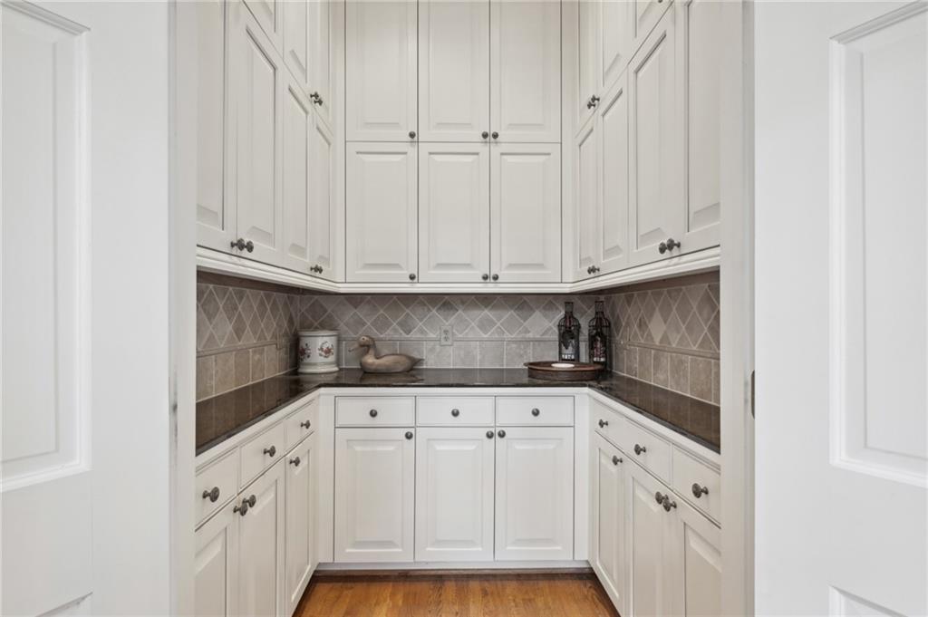 1041 Farmington Lane NE