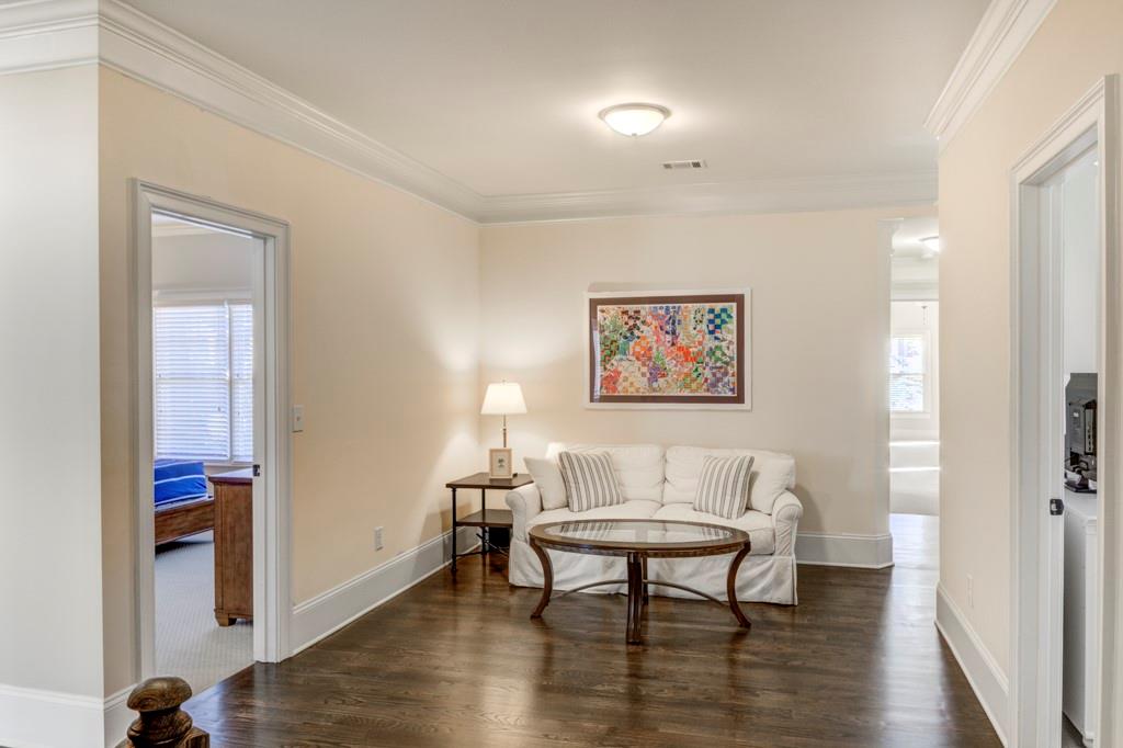 1049 Mabry Oaks Drive NE