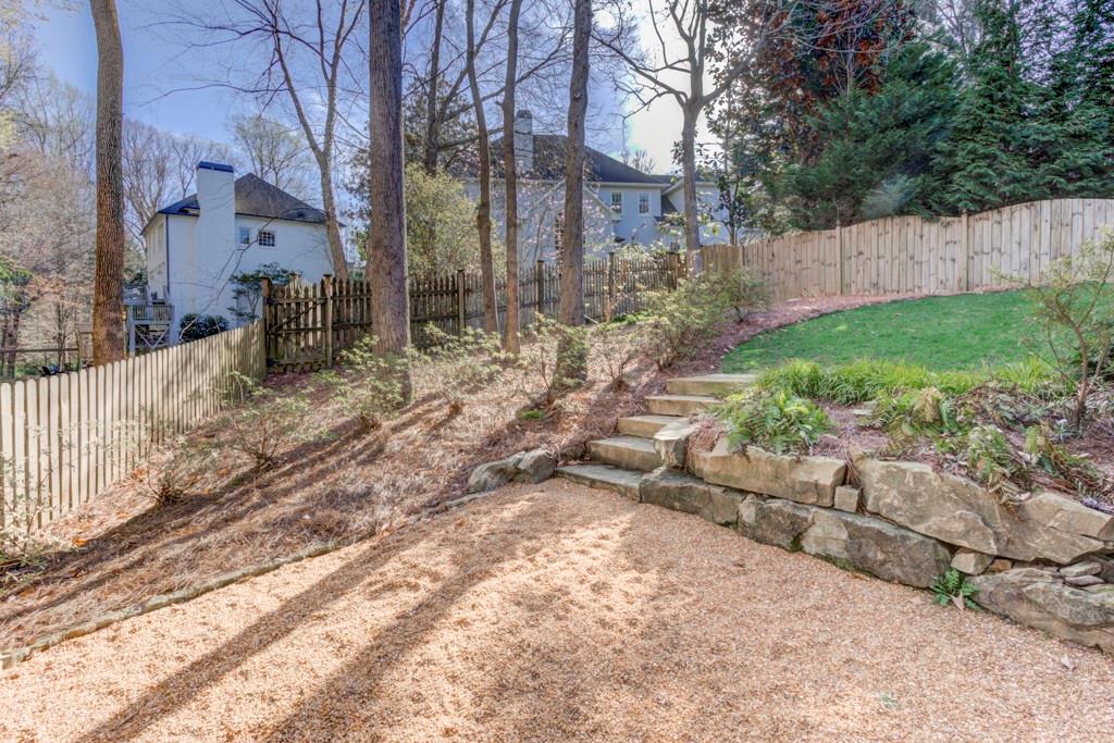 1049 Mabry Oaks Drive NE