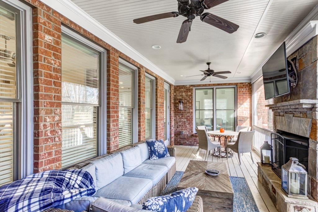 1049 Mabry Oaks Drive NE