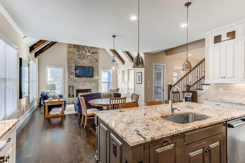 1049 Mabry Oaks Drive NE