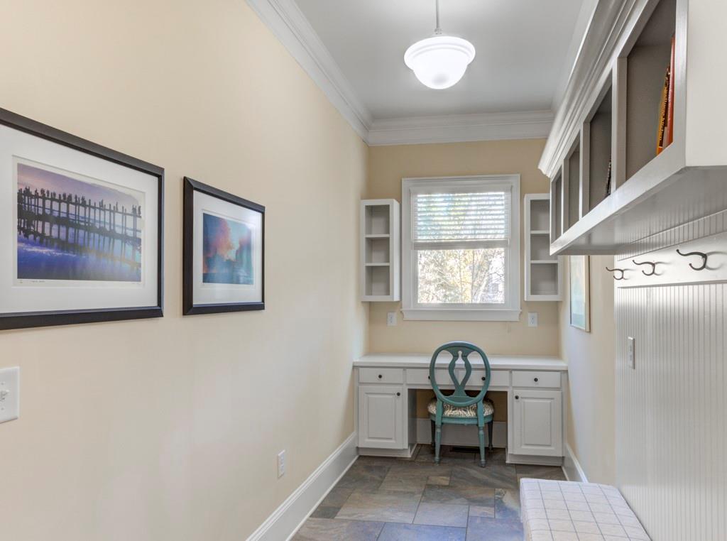 1049 Mabry Oaks Drive NE