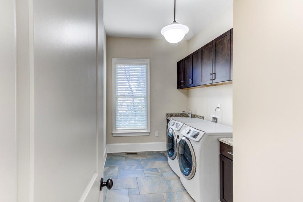 1049 Mabry Oaks Drive NE