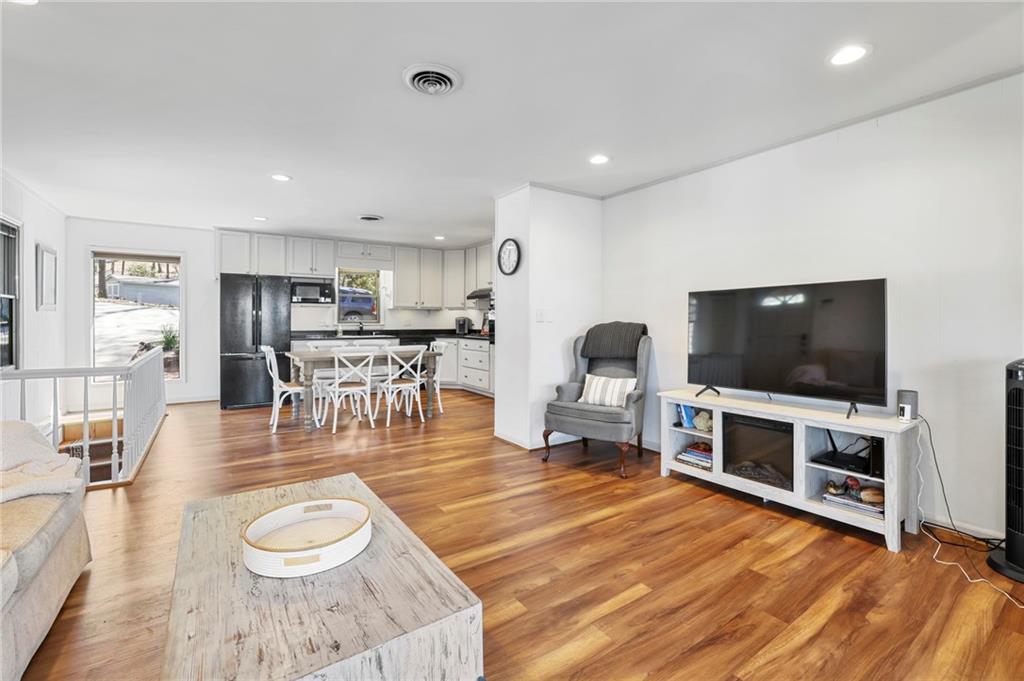 5364 Woodland Circle