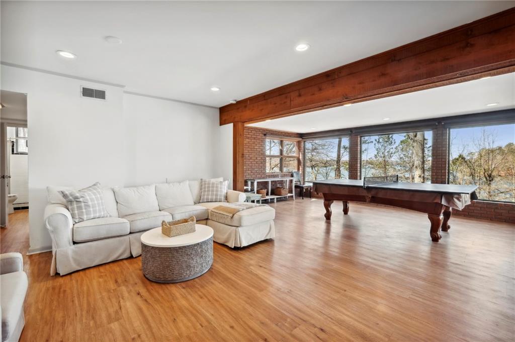 5364 Woodland Circle