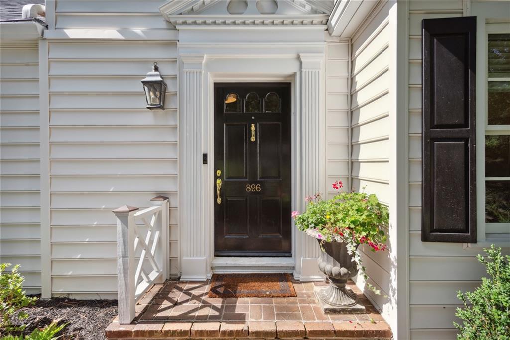 896 Beaverbrook Drive NW