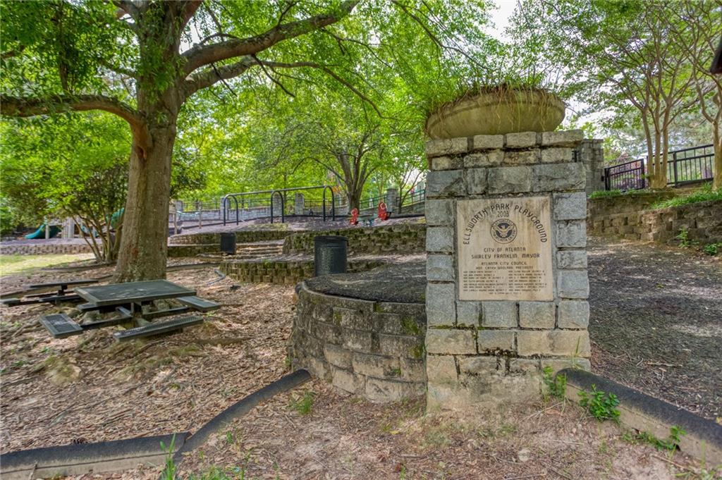 896 Beaverbrook Drive NW