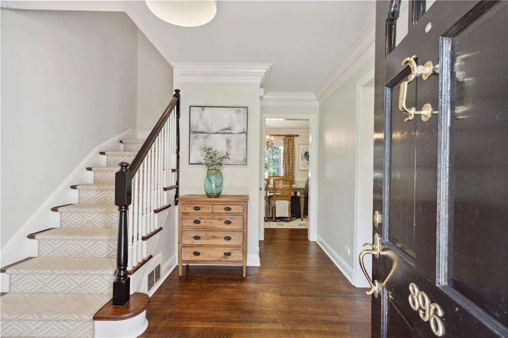 896 Beaverbrook Drive NW