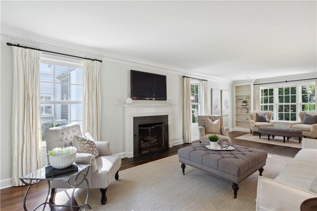 896 Beaverbrook Drive NW