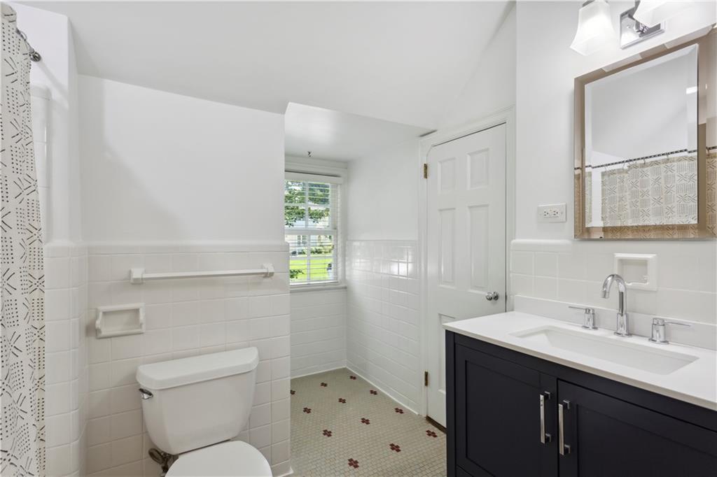 896 Beaverbrook Drive NW