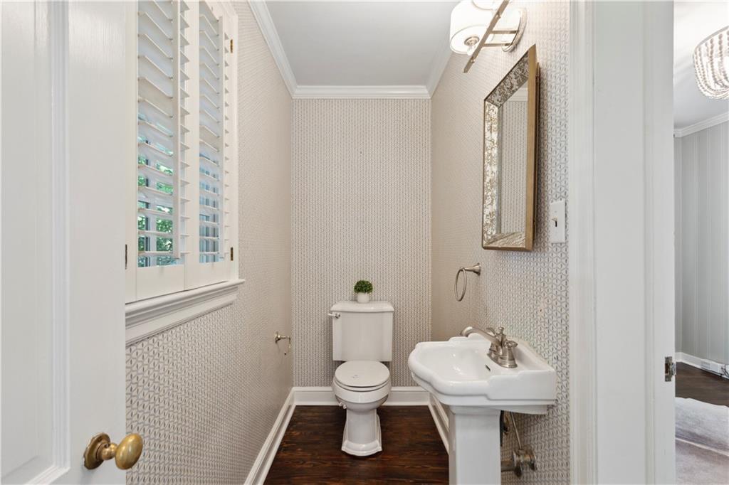 896 Beaverbrook Drive NW