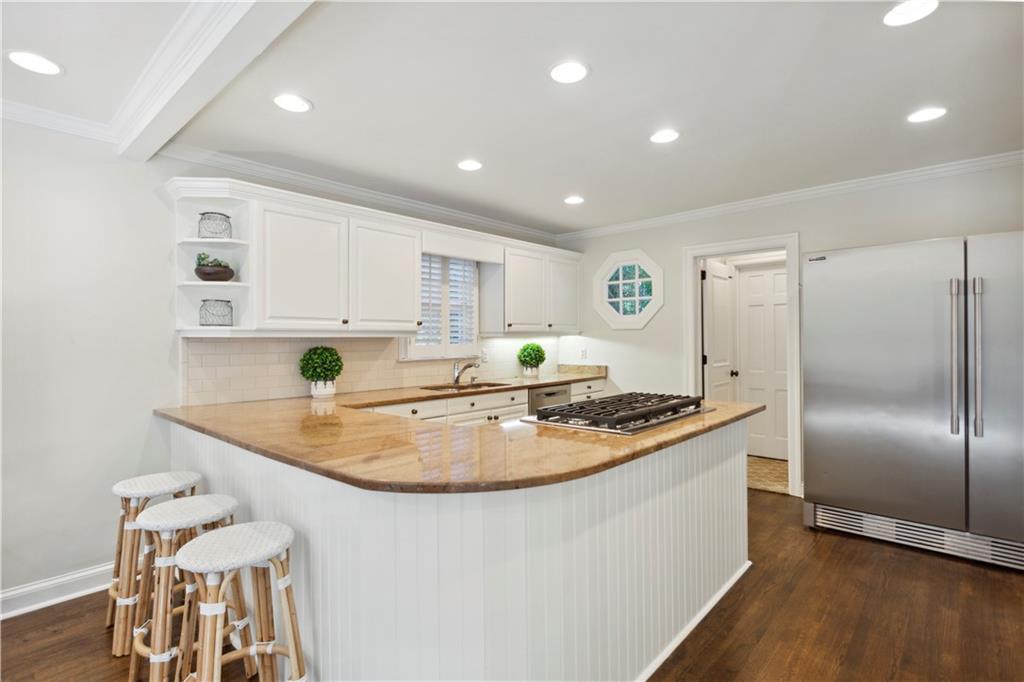 896 Beaverbrook Drive NW