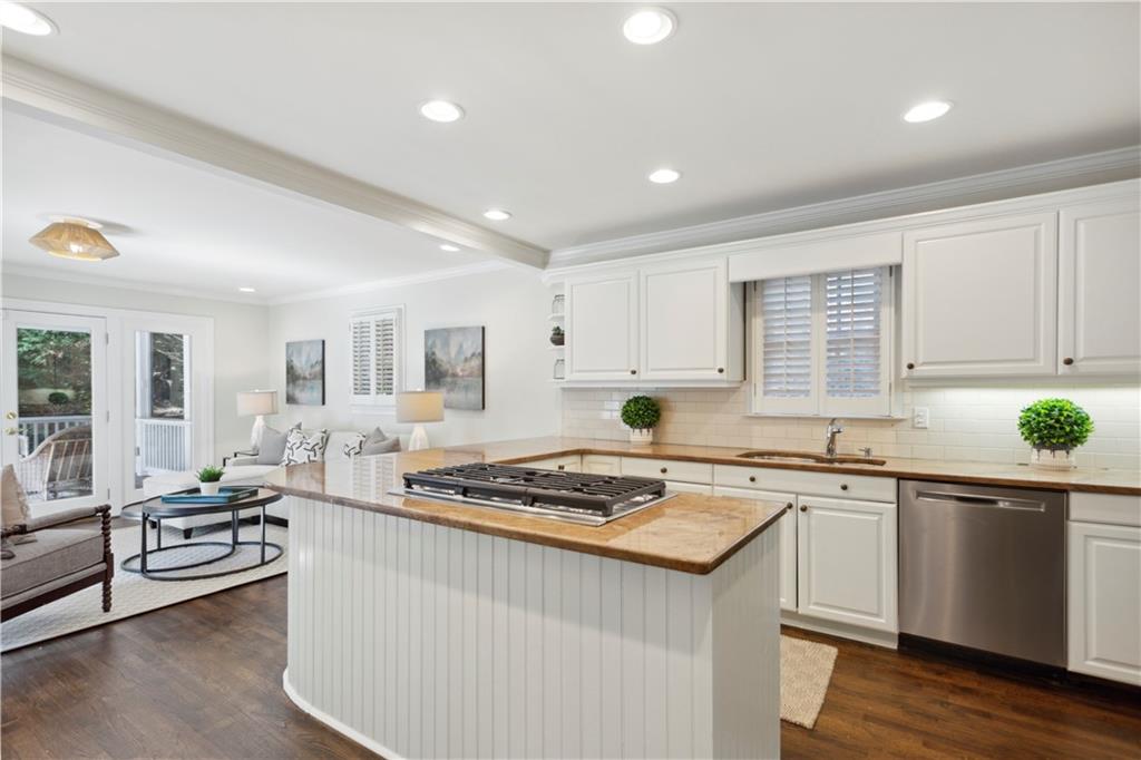 896 Beaverbrook Drive NW