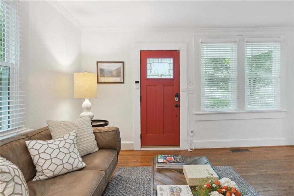 613 Glenwood Place SE