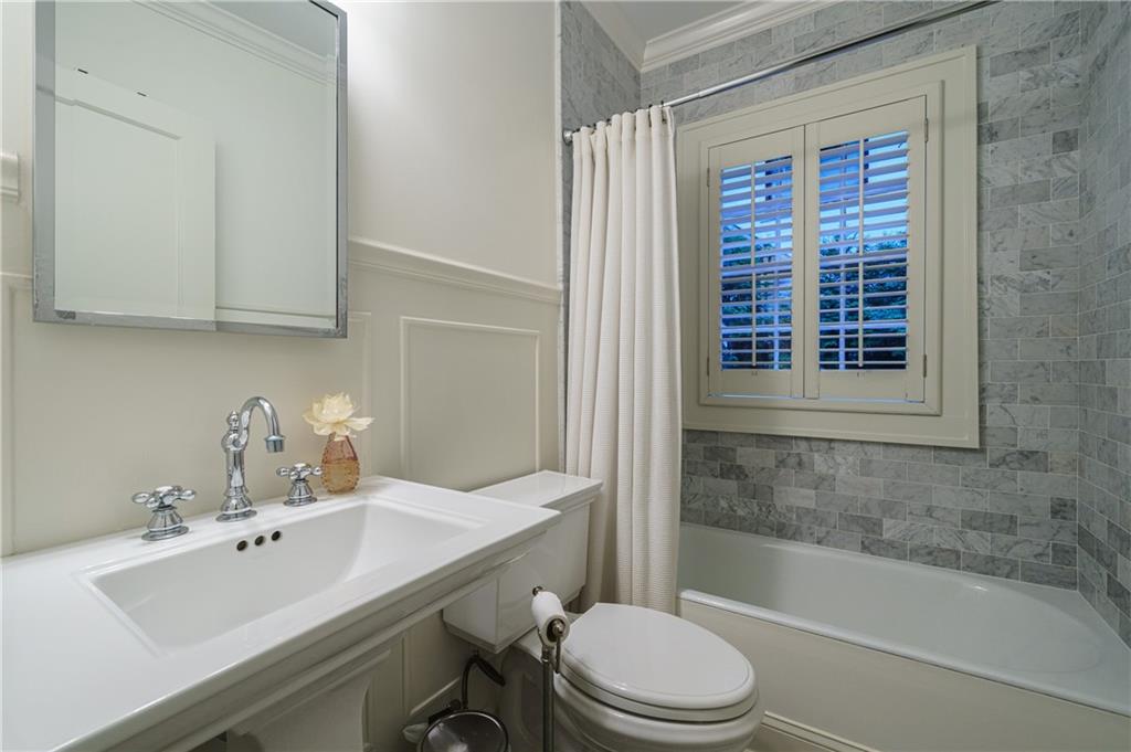 106 Huntington Road NE