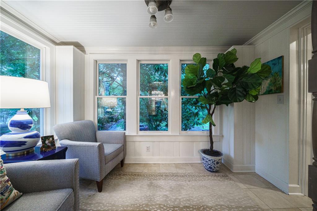 106 Huntington Road NE