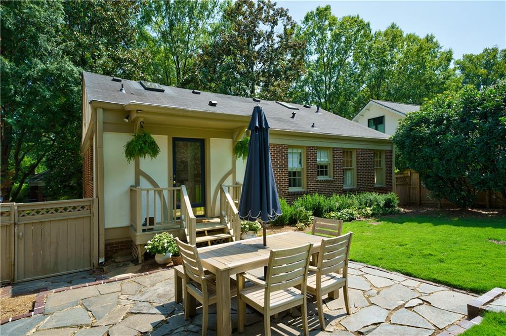 106 Huntington Road NE