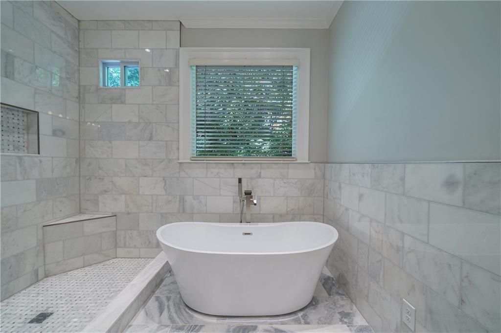 2121 Howell Mill Road NW