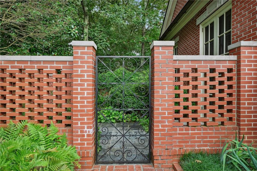 3543 Woodhaven Road NW