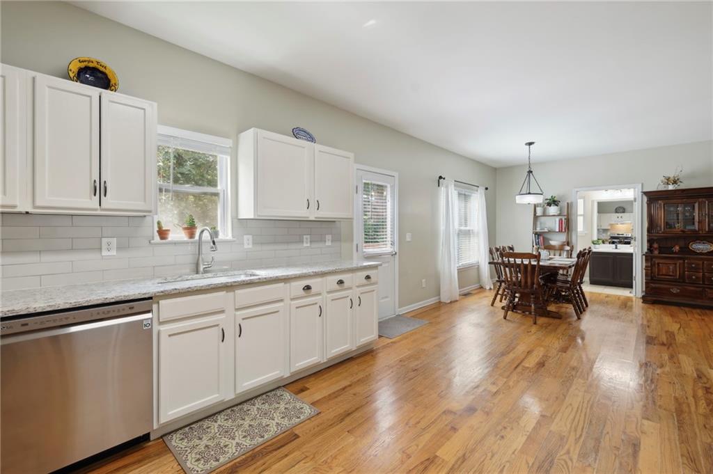 1558 Mary George Avenue NW