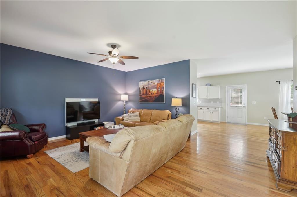 1558 Mary George Avenue NW