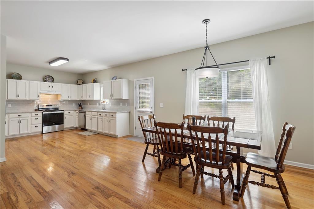 1558 Mary George Avenue NW