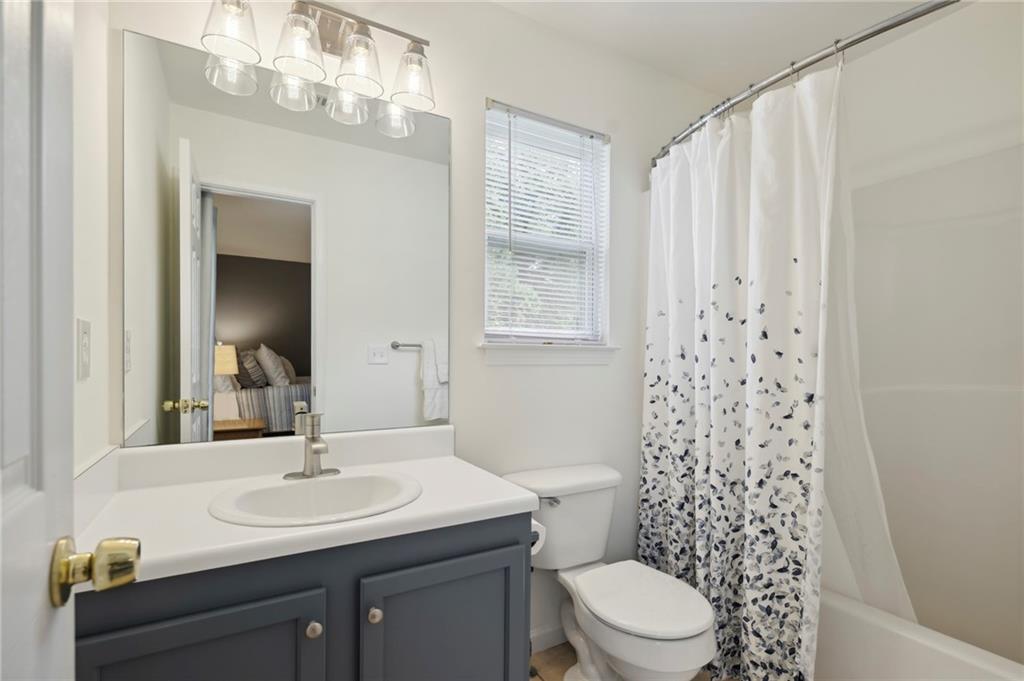 1558 Mary George Avenue NW