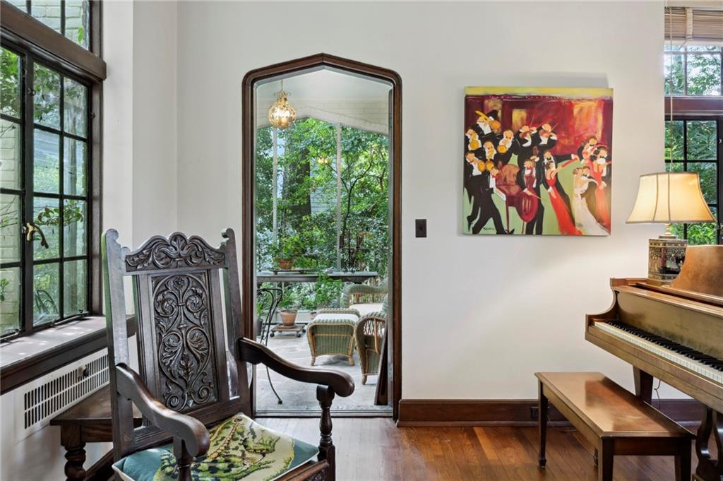 2581 Woodward Way NW