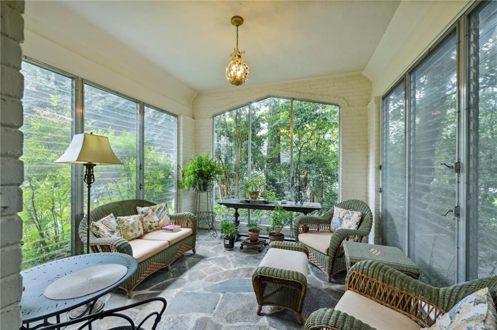 2581 Woodward Way NW