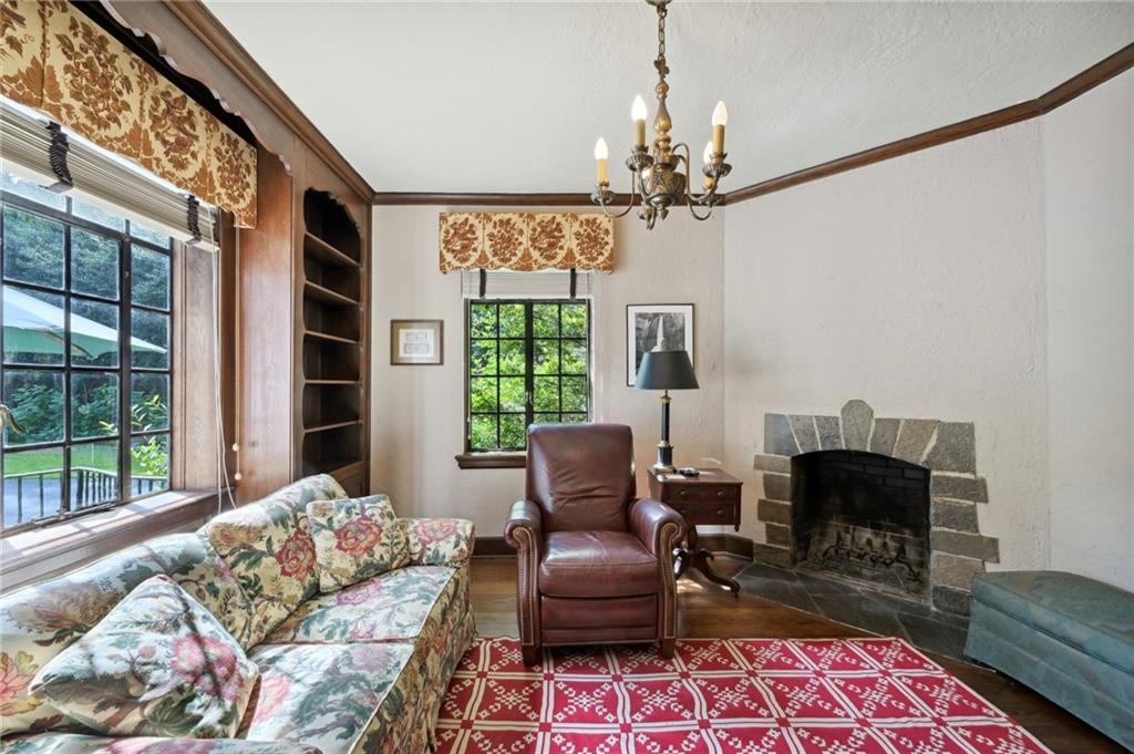 2581 Woodward Way NW