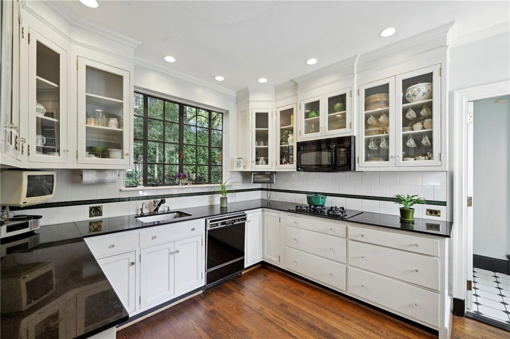 2581 Woodward Way NW