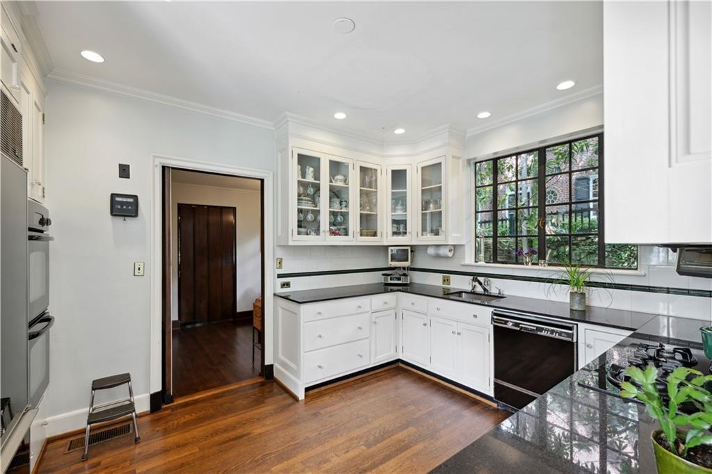 2581 Woodward Way NW