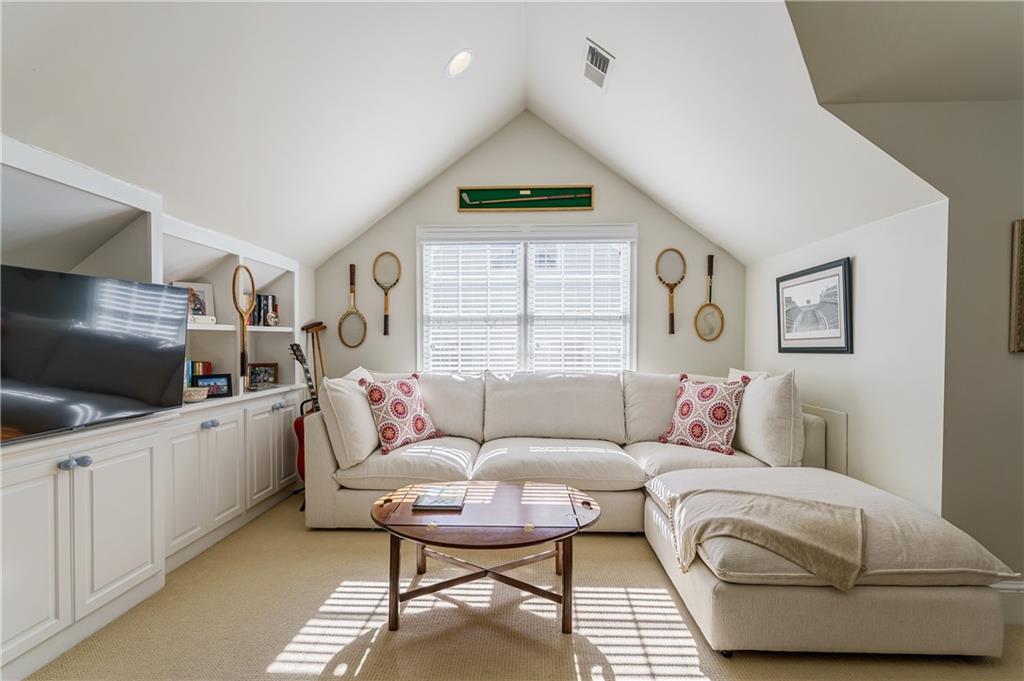 243 Huntington Road NE