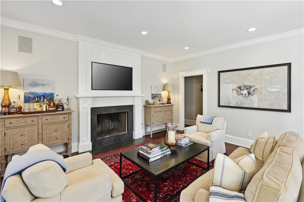 160 Huntington Road NE