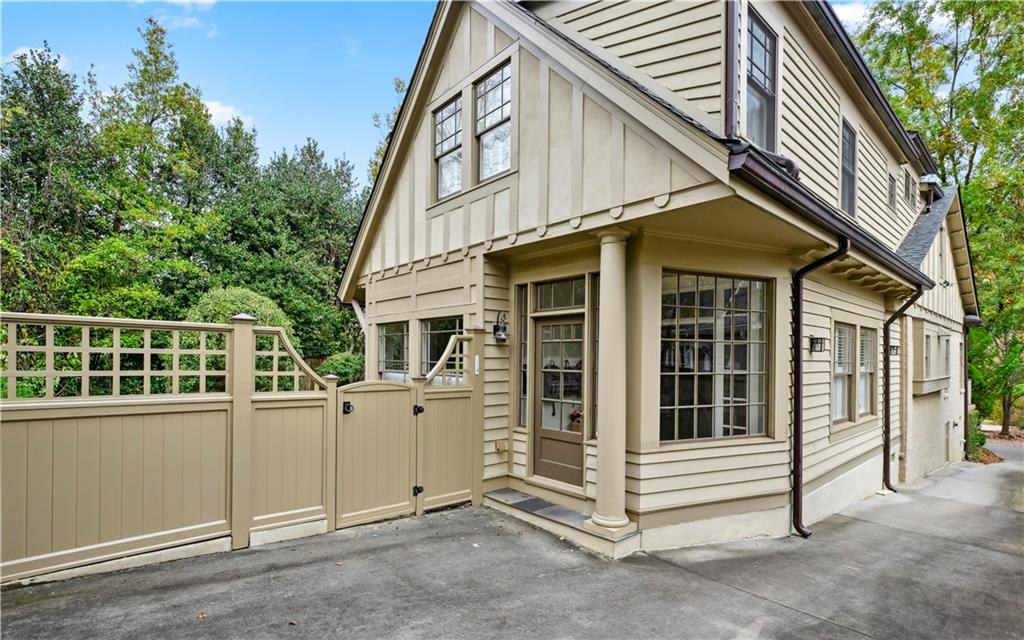 160 Huntington Road NE