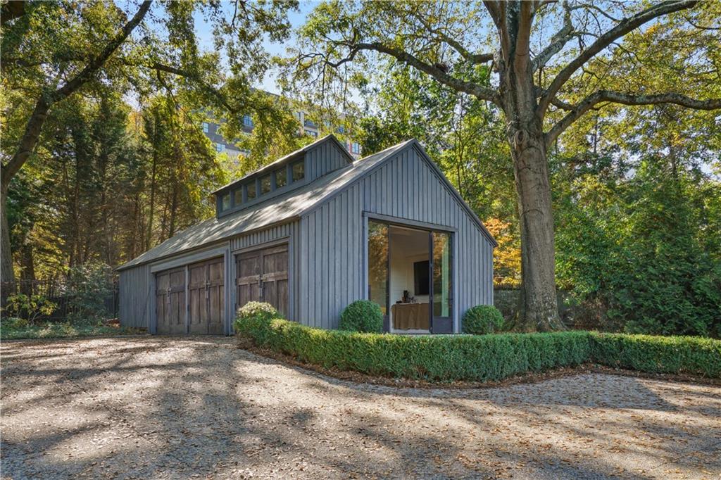 11 Palisades Road NE