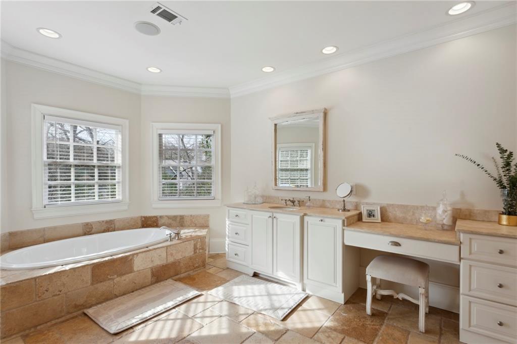 1720 Doncaster Drive NE