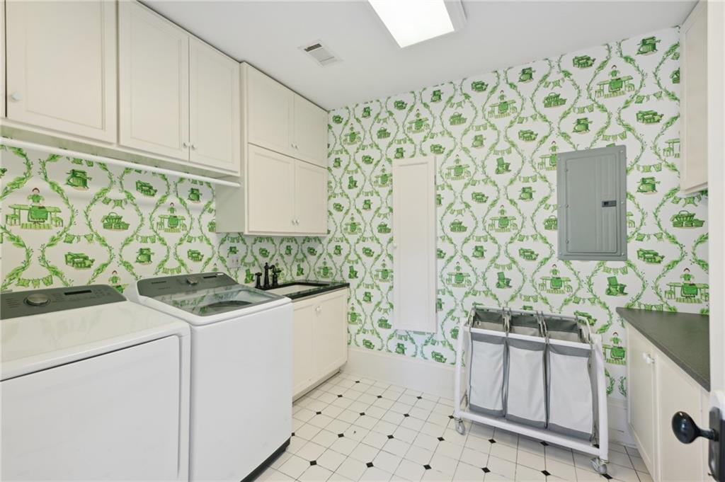 310 Hillside Drive NW