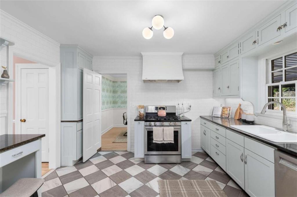 708 Flat Shoals Avenue SE