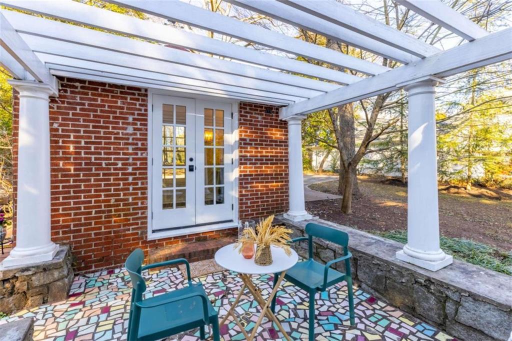 708 Flat Shoals Avenue SE