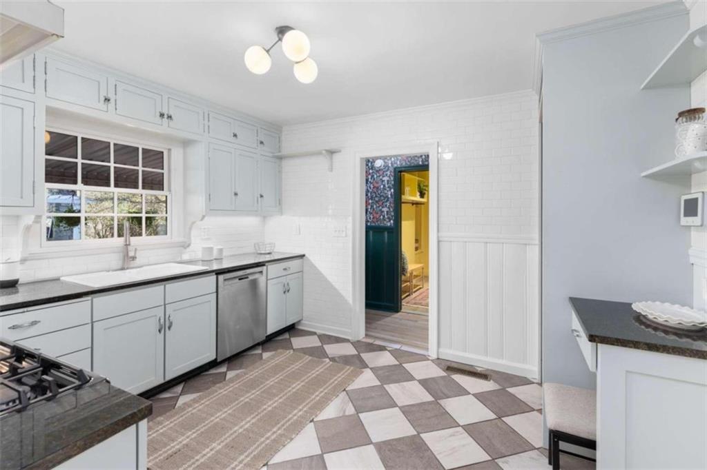 708 Flat Shoals Avenue SE