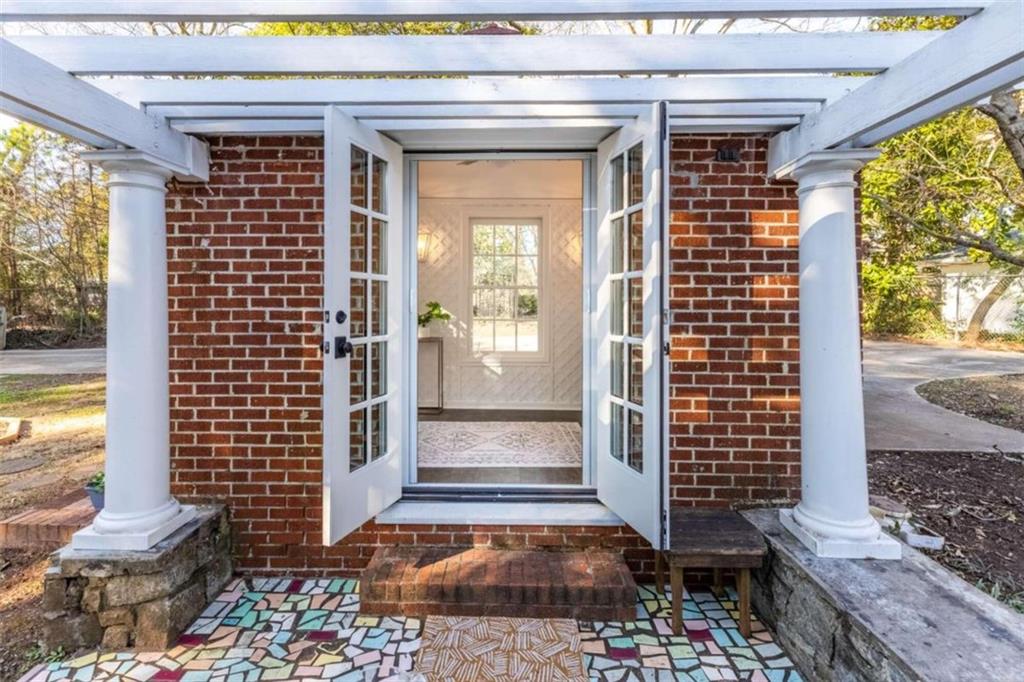 708 Flat Shoals Avenue SE