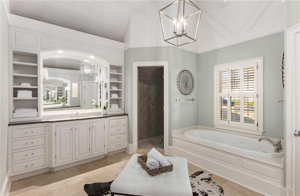 5260 Woodridge Forest Trail