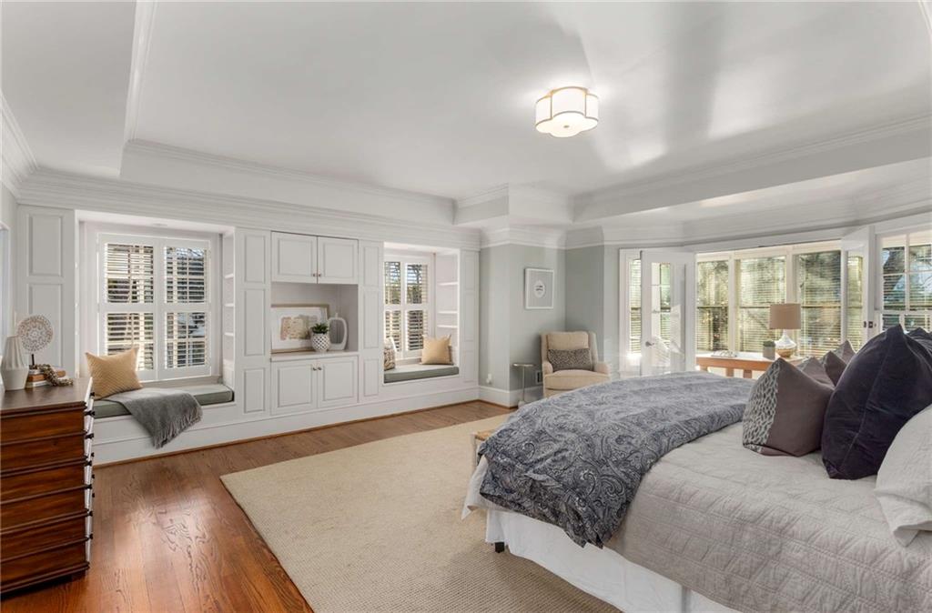 5260 Woodridge Forest Trail