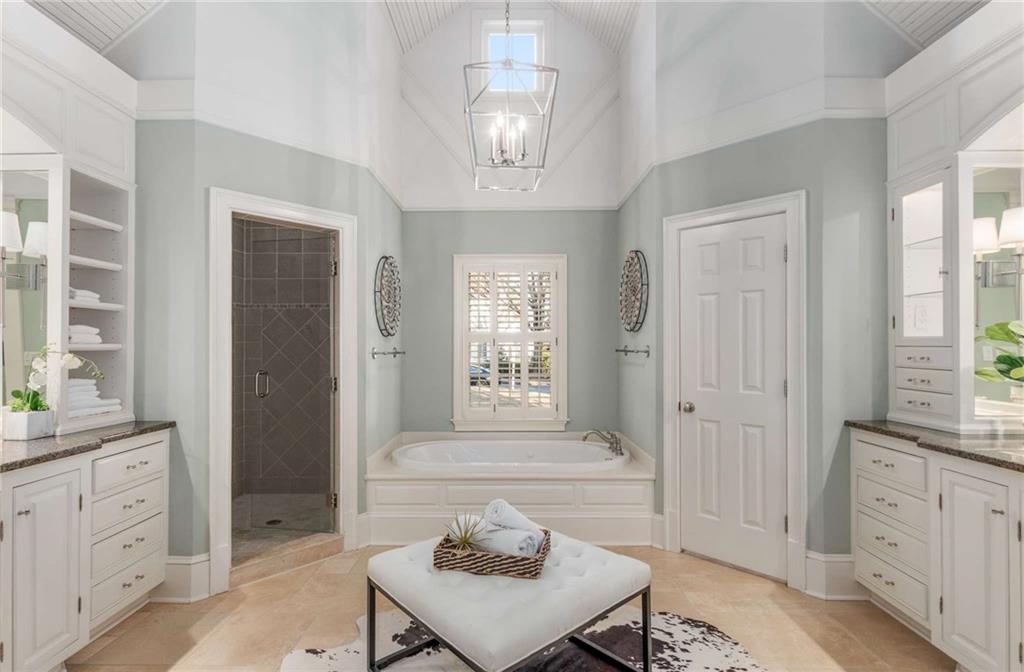 5260 Woodridge Forest Trail