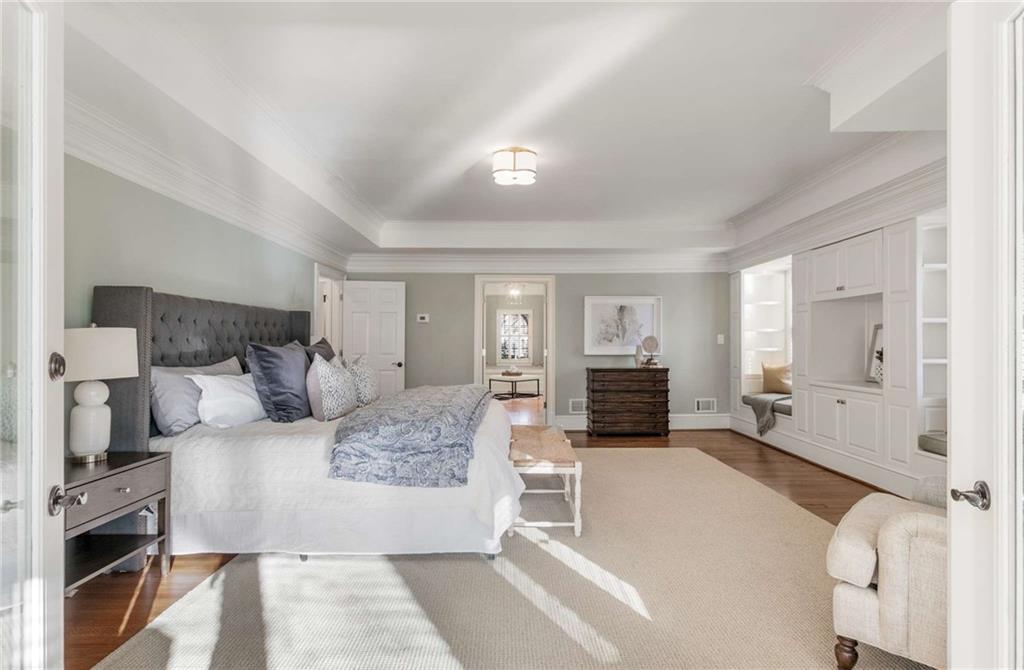 5260 Woodridge Forest Trail